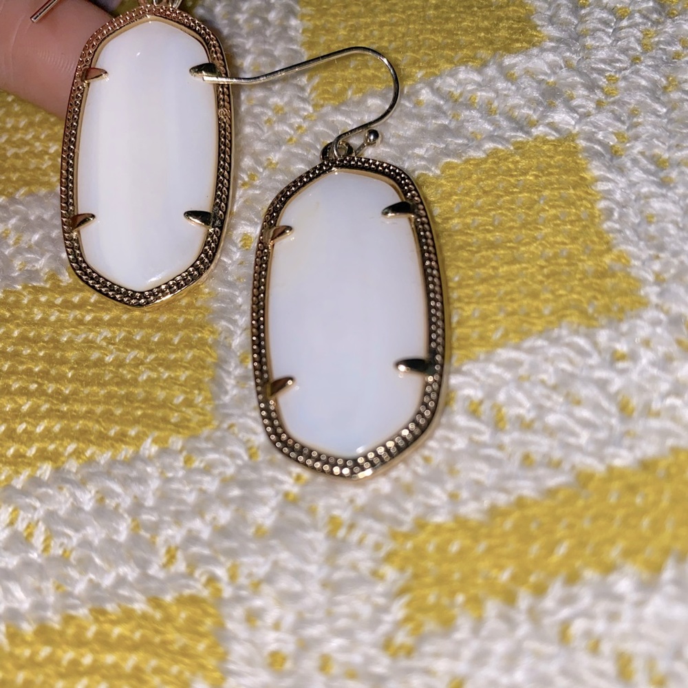 KENDRA SCOTT - Elle Gold Drop Earrings, White